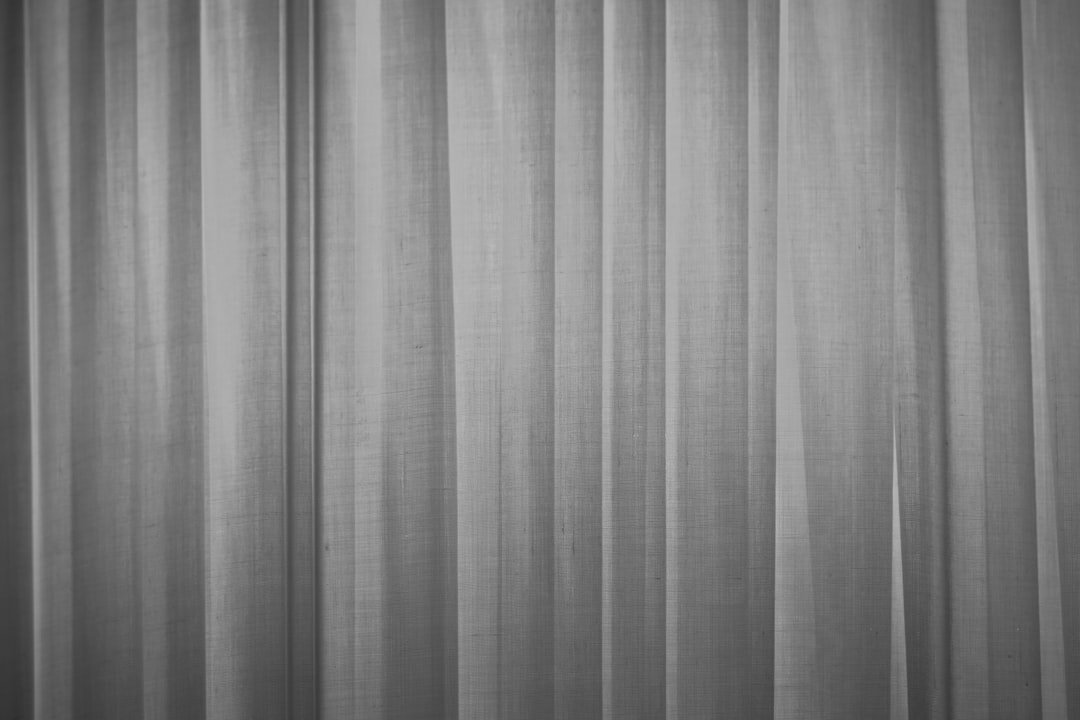 Photo noise-reducing curtains