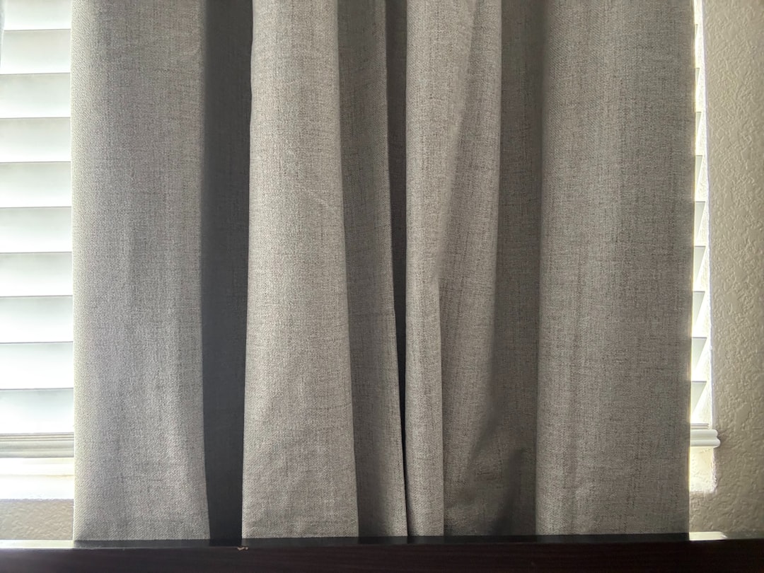 Photo noise-reducing curtains